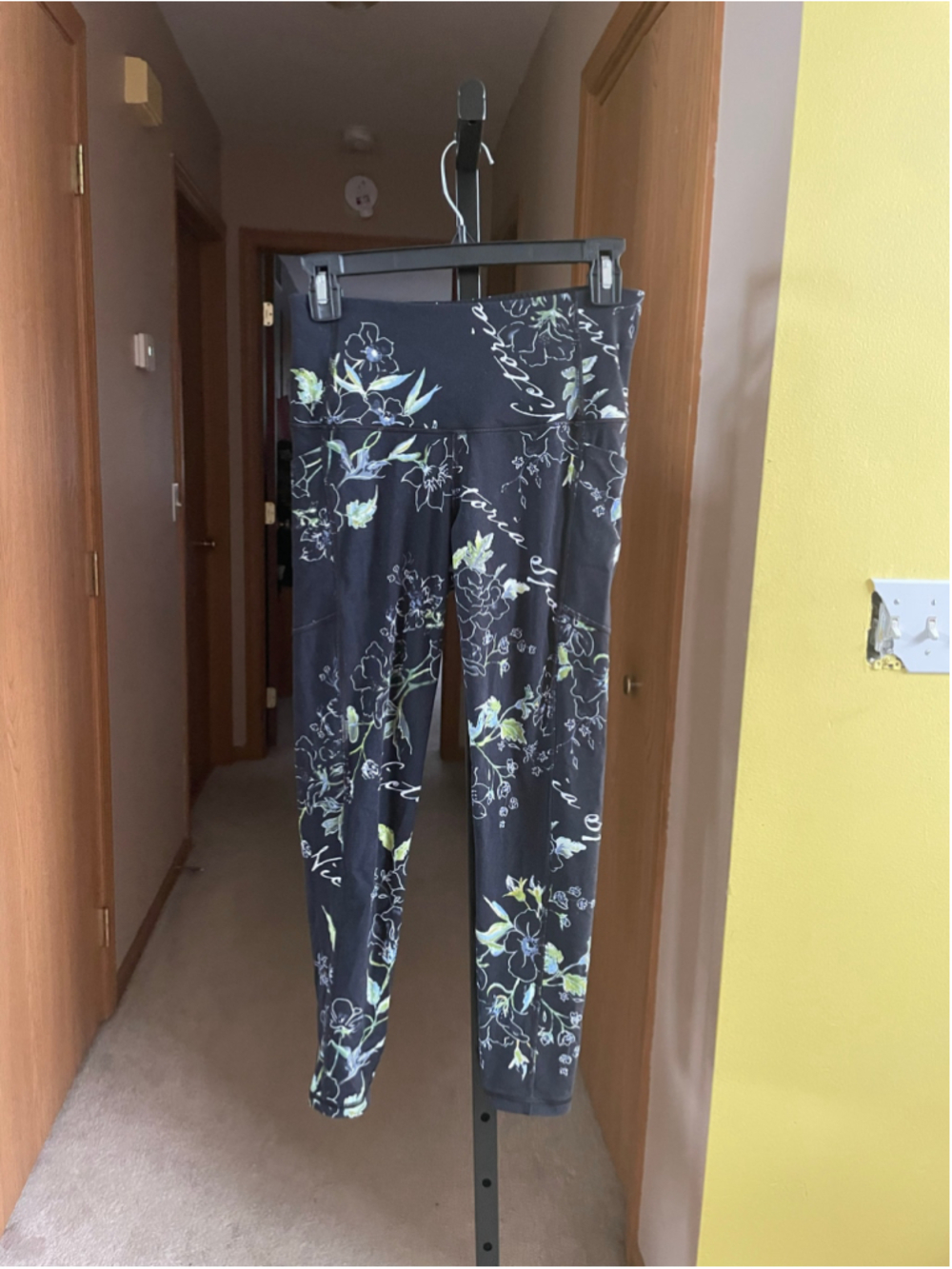 Women's Victoria Sport Floral Leggings Black White Size S